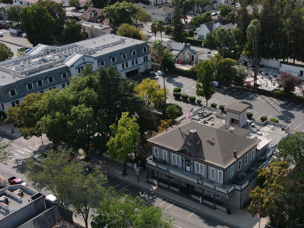 Second Generation Bar and Restaurant For Lease in Downtown Pleasanton